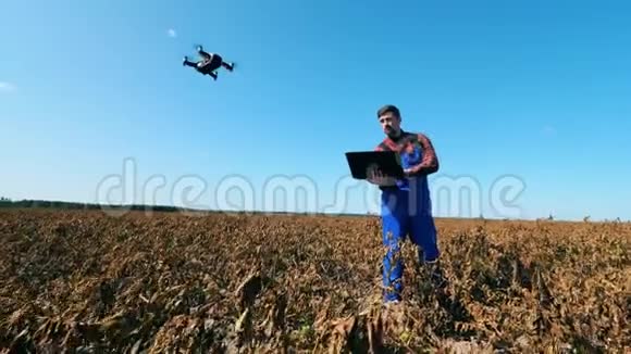 男性农学家正从电脑上导航无人机视频的预览图