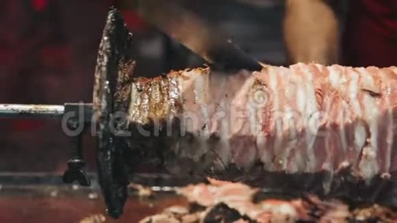 特写男手切烤肉男厨师手准备沙瓦玛视频的预览图