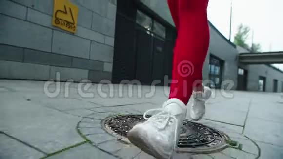 女人的腿在街上缓慢地奔跑将跑步的女性腿收起来慢跑视频的预览图