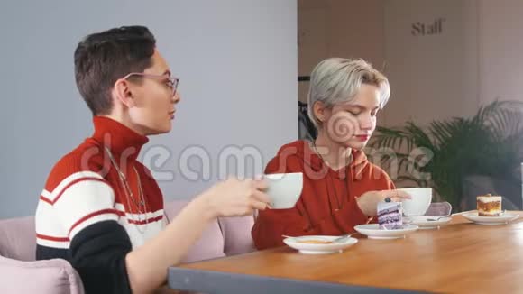 女孩们正在喝咖啡享受这种味道视频的预览图