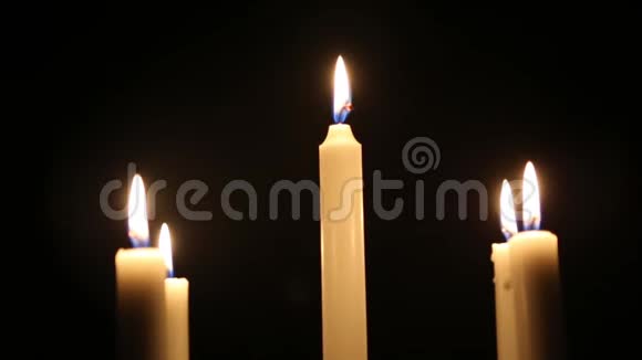 一个烛台里有五支燃烧的蜡烛视频的预览图