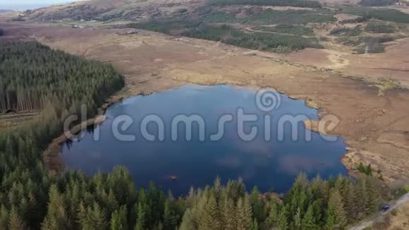在爱尔兰唐格尔郡的葛莱茨镇旁边的泥炭沼泽上空飞行视频的预览图