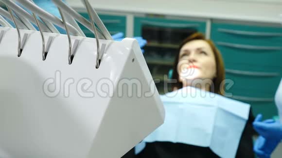 在牙科诊所牙医检查病人牙科诊所女性病人的肖像正在检查中访问视频的预览图