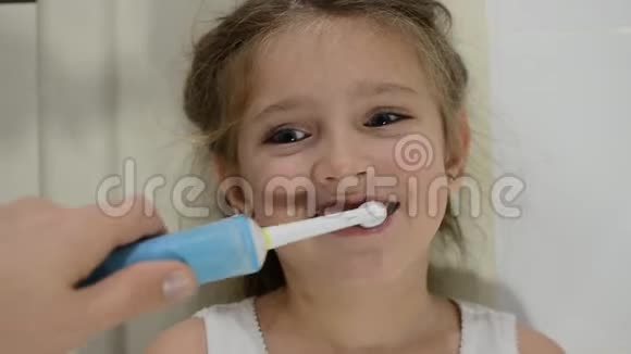 女孩用电动牙刷刷牙视频的预览图