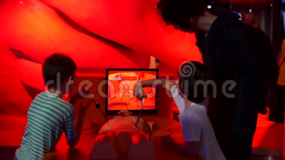 带着老师的学童学习在模拟器上做手术视频的预览图