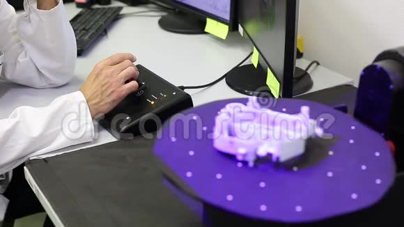 质量工程师用专业光学3D扫描仪用转台扫描一些模具计量概念视频的预览图