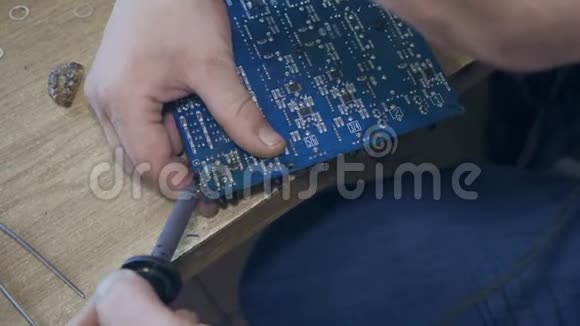 修理工出售电子板视频的预览图