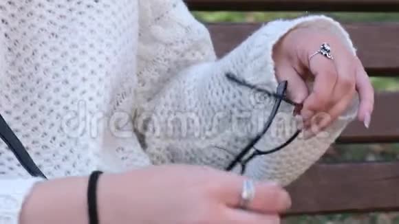 女孩戴着眼镜在公园的户外摄像头视频的预览图