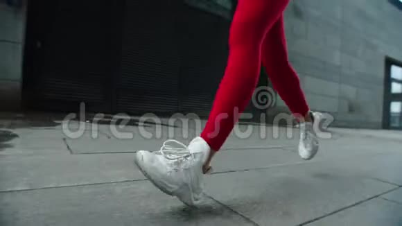女腿在马路上奔跑把女人的腿伸到户外慢跑视频的预览图