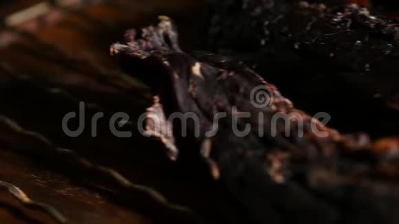 黑暗中的美味牛肉酱视频的预览图