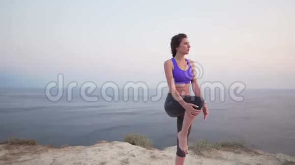 运动的年轻女子早上在海边锻炼健康和运动的生活方式视频的预览图