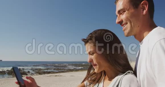 你们两个成年人在海边放松视频的预览图