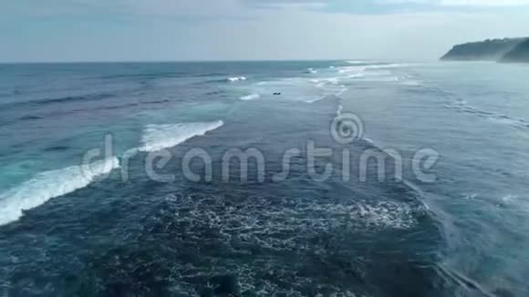 印度尼西亚巴厘岛海滩和海洋的鸟瞰图视频的预览图