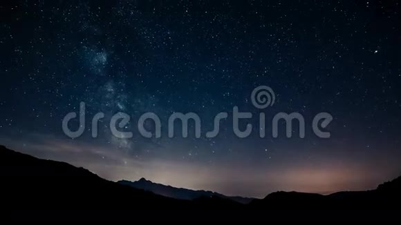 时间推移的夜空星星银河在山脉背景4K视频的预览图