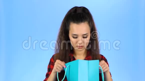 年轻的女士带着礼物拿了个包非常高兴视频的预览图