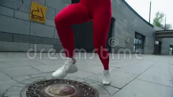在城市街道上奔跑的特写女性腿健身女子完成跑步视频的预览图