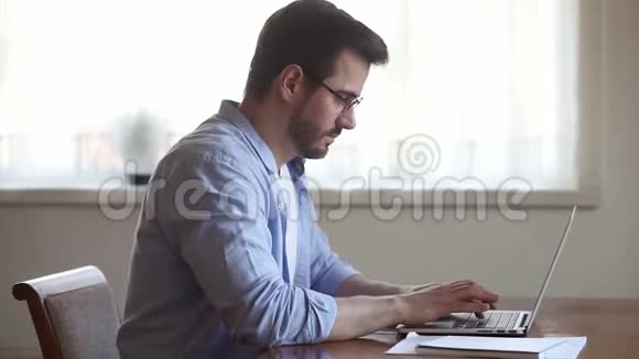 疲劳的人感到眼睛疲劳从电脑上摘下疲劳的眼镜视频的预览图