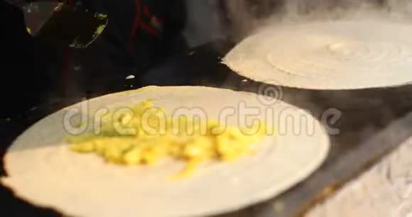 在SurajkundMela食品摊位上烹饪按摩师视频的预览图
