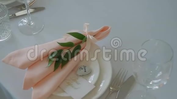 装饰一张节日桌带花束的婚礼桌装饰视频的预览图