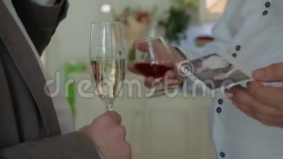 同事们在一个快乐的新年聚会上一个拿着香槟酒杯的男人的特写两个黑人在说话视频的预览图