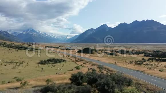令人惊叹的风景风的道路与山脉和冰川湖鸟瞰MT库克国道80新西兰视频的预览图