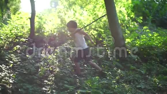 男孩在操场的树林里打棍子视频的预览图