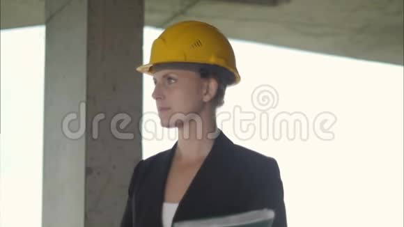 女商人监督建筑工地的肖像视频的预览图