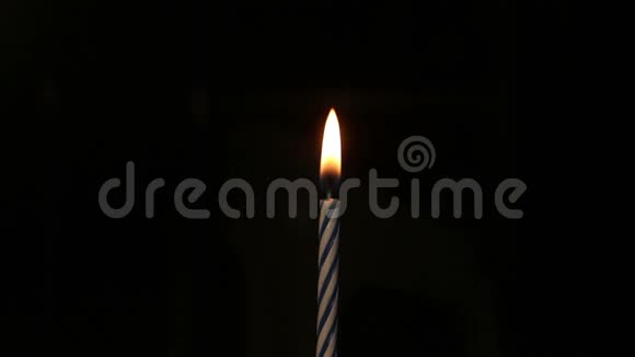 生日蜡烛点燃孤立的黑色视频的预览图