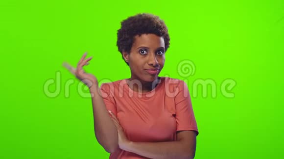 黑女人在色度键背景上做手势问你疯了吗视频的预览图