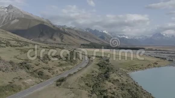 未经调整的有风路有山和冰川湖鸟瞰MT库克国道80新西兰视频的预览图
