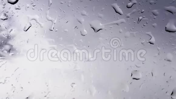 玻璃上溅起了雨水视频的预览图