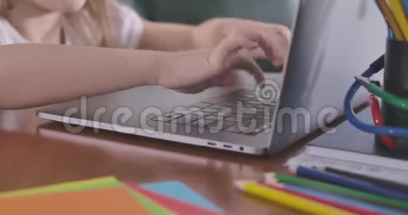 在笔记本电脑键盘上输入女性白种人的手在网上学习的女学生教育电子学习视频的预览图