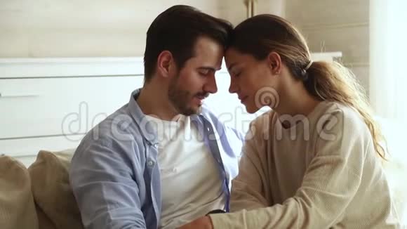 爱的年轻夫妇在家中尽情地笑着摸着额头视频的预览图