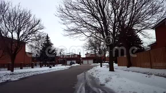 冬天汽车在住宅区郊区的城市停车标志交叉口的街道上行驶在城市道路上行驶的车辆视频的预览图