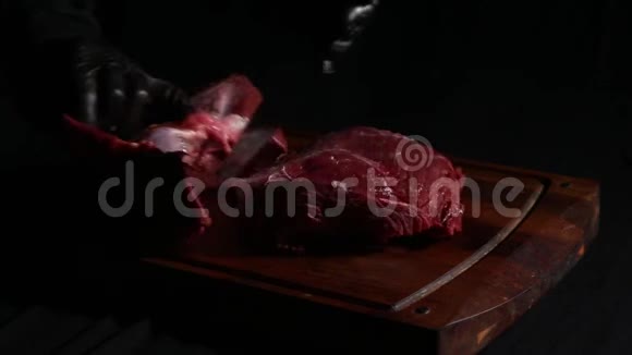 厨师准备烤肉屠夫手用刀切肉片视频的预览图