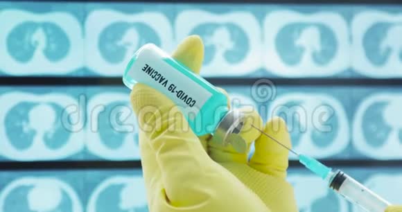 医生手里装满注射器注射冠状病毒疫苗视频的预览图