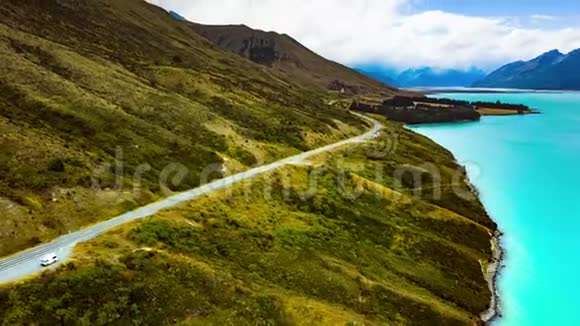 令人惊叹的风景道与山脉和冰川湖鸟瞰MT库克国道80新西兰视频的预览图