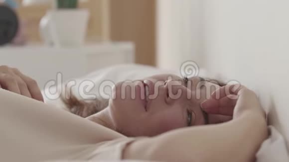 成年美女躺在床上打哈欠的肖像她不想特写有魅力的女士视频的预览图