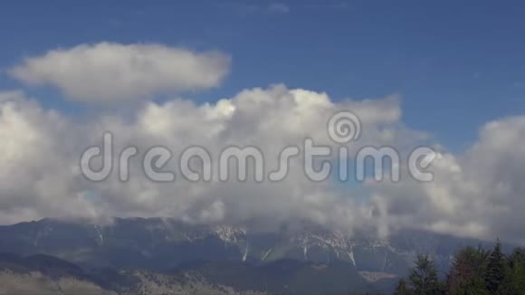 在喀尔巴阡山脉的高峰夏日时光流逝视频的预览图