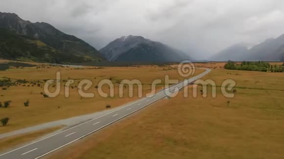 令人惊叹的风景风的道路与山脉和冰川湖鸟瞰MT库克国道80新西兰视频的预览图