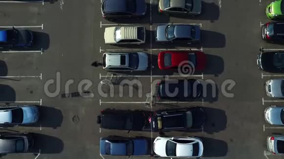 鸟瞰汽车在停车场移动Dr拍摄拥挤的停车场视频的预览图