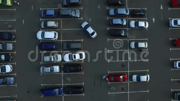 无人机录像车停在拥挤的停车场步行停车视频的预览图