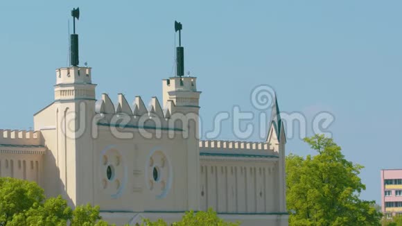 卢布林城堡新哥特式部分的正门视频的预览图