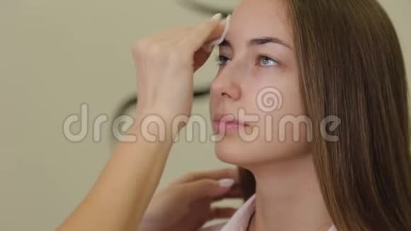 专业化妆师用棉签擦拭客户面部视频的预览图