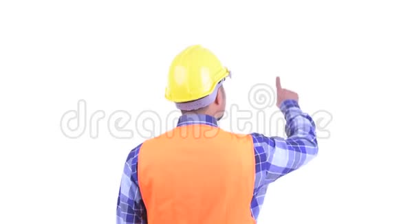 留胡子的波斯人建筑工人指挥和手指的后视图视频的预览图