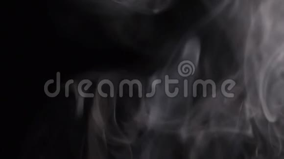 在黑色背景上提取白色烟雾形成分级烟雾模式视频的预览图
