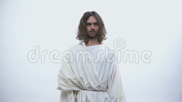 耶稣举起双手消失在明亮的天光中复活了节日视频的预览图