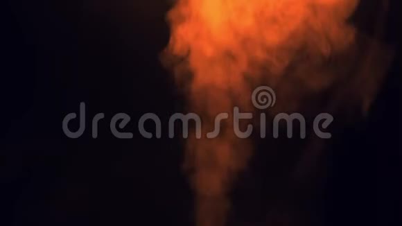 橙色蒸汽烟雾在黑色背景上喷出抽象背景的概念视频的预览图