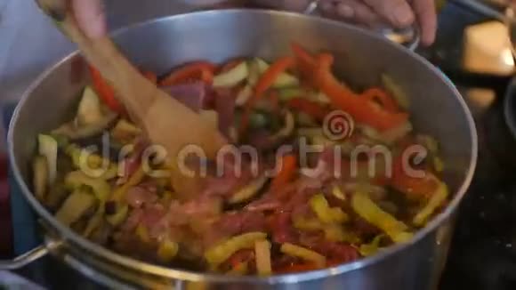 厨师长在锅里炒蔬菜和肉视频的预览图