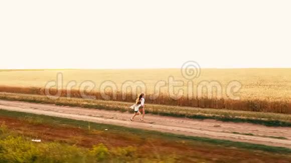 两个小蹒跚学步的孩子在乡间小路上奔跑视频的预览图